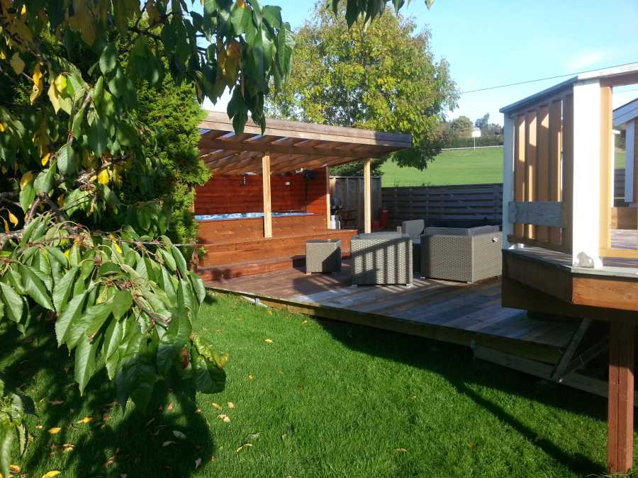 Im Garten befindet sich ein Whirlpool, dazu noch eine extra Dusche.