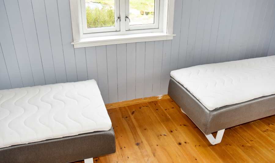 Schlafzimmer mit zwei Einzelbetten