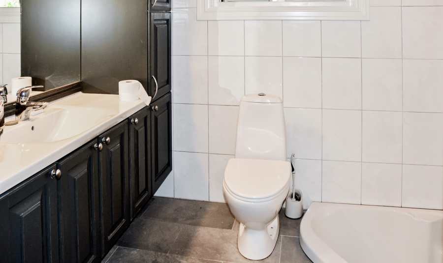 Badezimmer mit Badewanne/Dusche