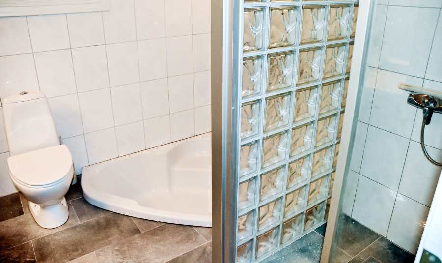 Badezimmer mit Badewanne/Dusche