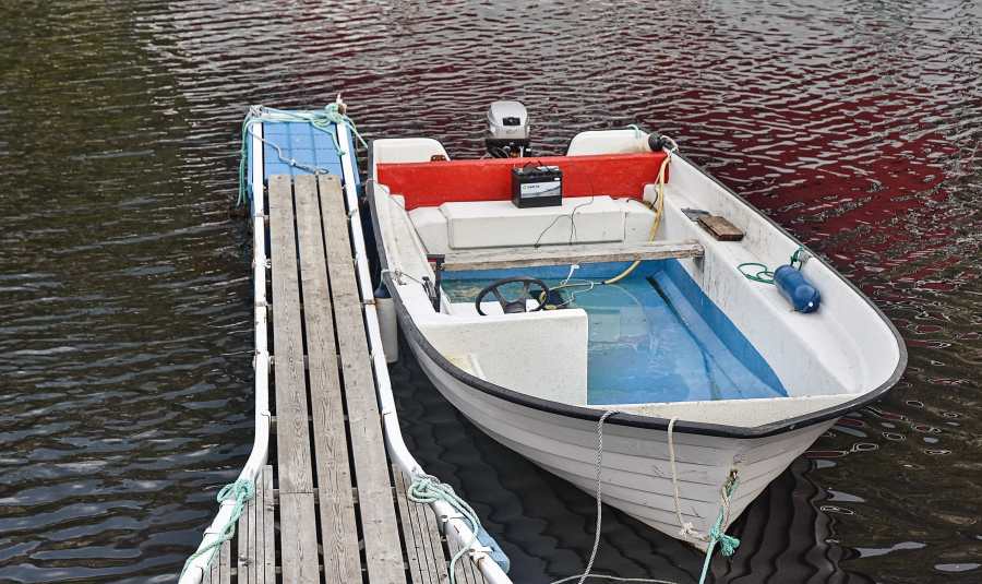 Ein Boot mit Außenborder gibt es auch