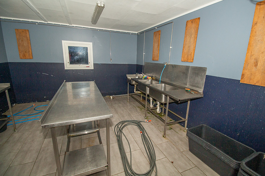 Der Filetierraum mit Licht und fließend Wasser