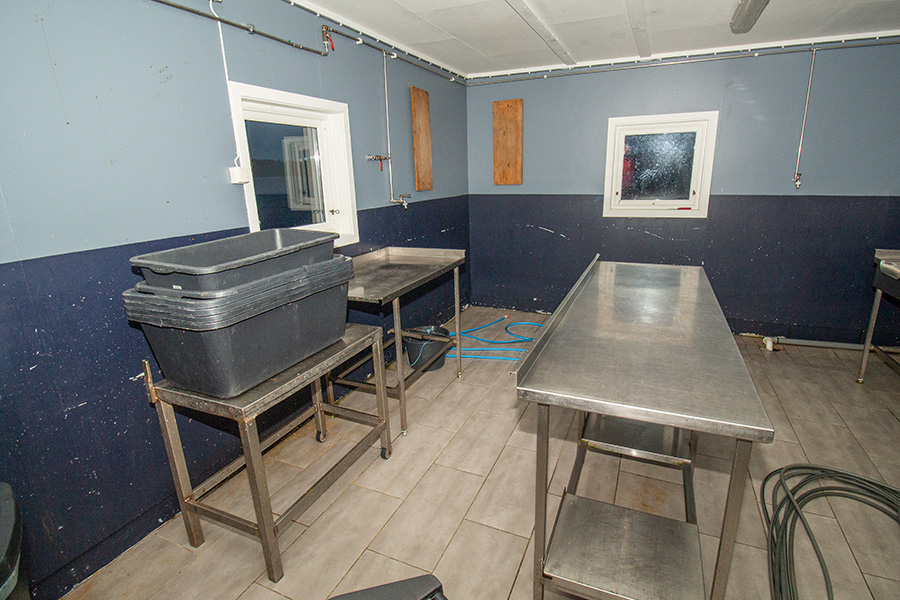 Der Filetierraum mit Licht und fließend Wasser