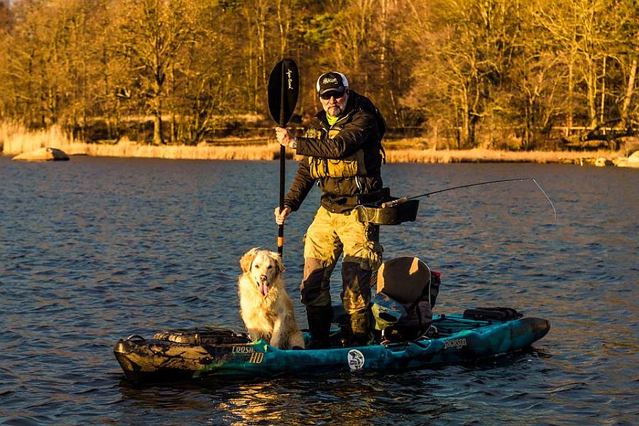 Angeln mit Hund vom Kajak.