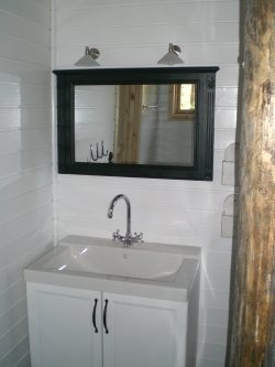 Badezimmer mit Dusche und WC. Badezimmer mit Dusche und WC.