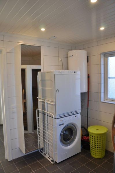 Ebenso in Badezimmer vorhanden, eine Waschmaschine und ein Trockner,