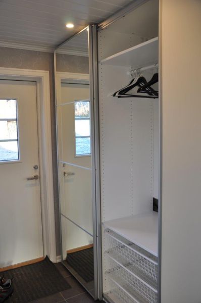 Ein Schrank im Flur um Klamotten unter zu bringen.