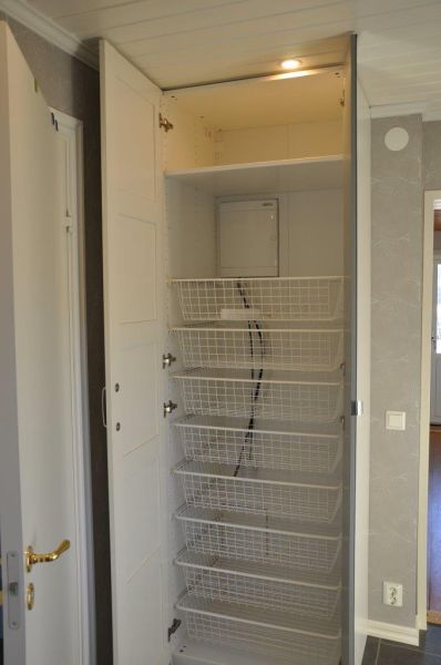 Ein weiterer Schrank mit viel Stauraum.