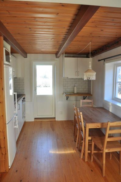 Die Küche mit dem Esstisch.