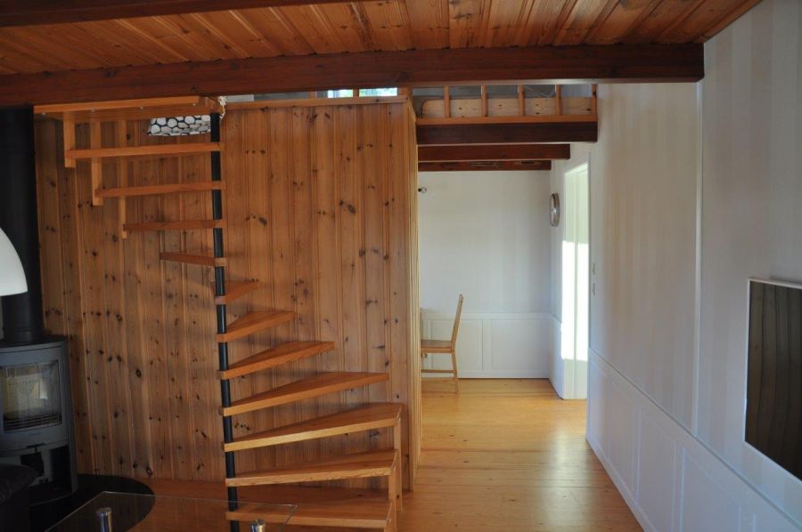 Der Blick auf den Flur zur Küche und die Treppe zum Schlafboden.