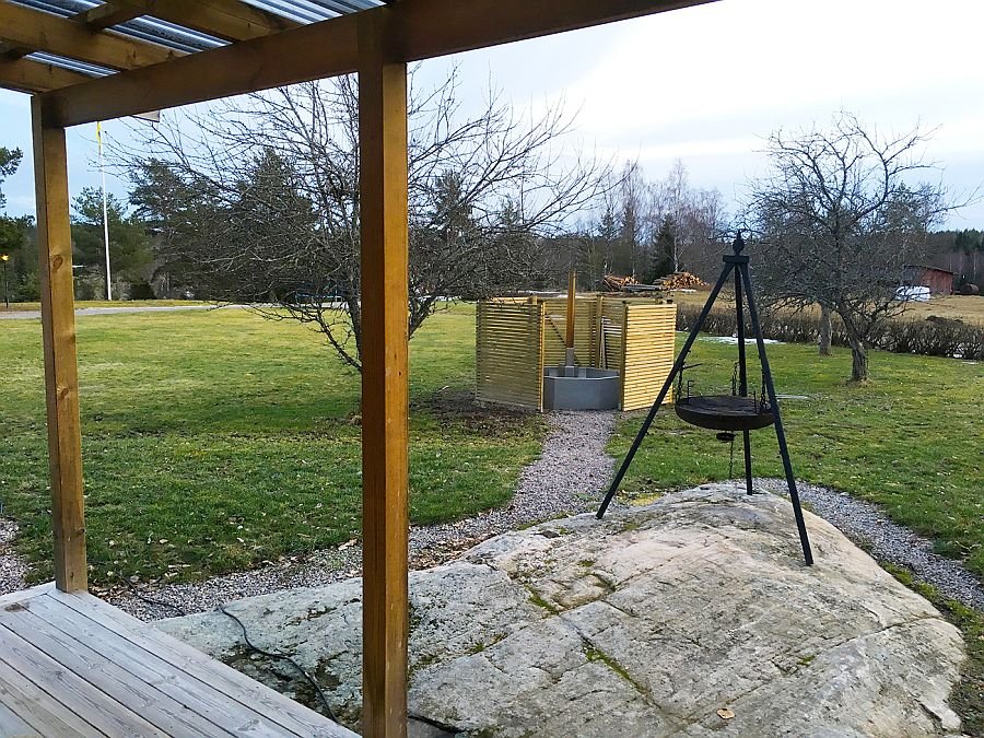 Blick auf den Garten mit Grill und dem Hot Tube.