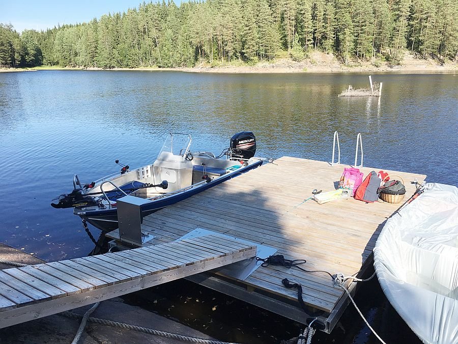 Toller Bootssteg mit Ihrem Mietboot.