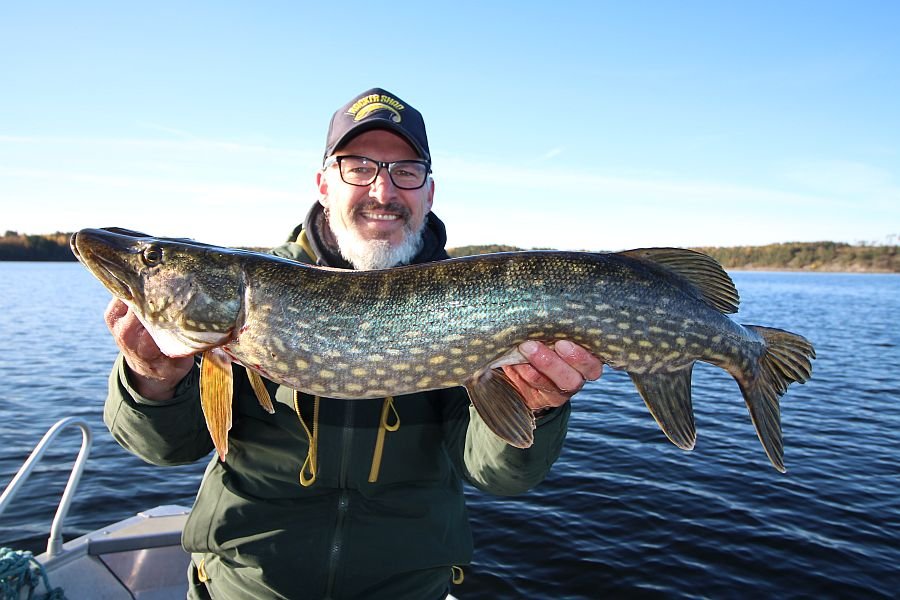 Holger Höner mit Hecht aus dem Krogsjön