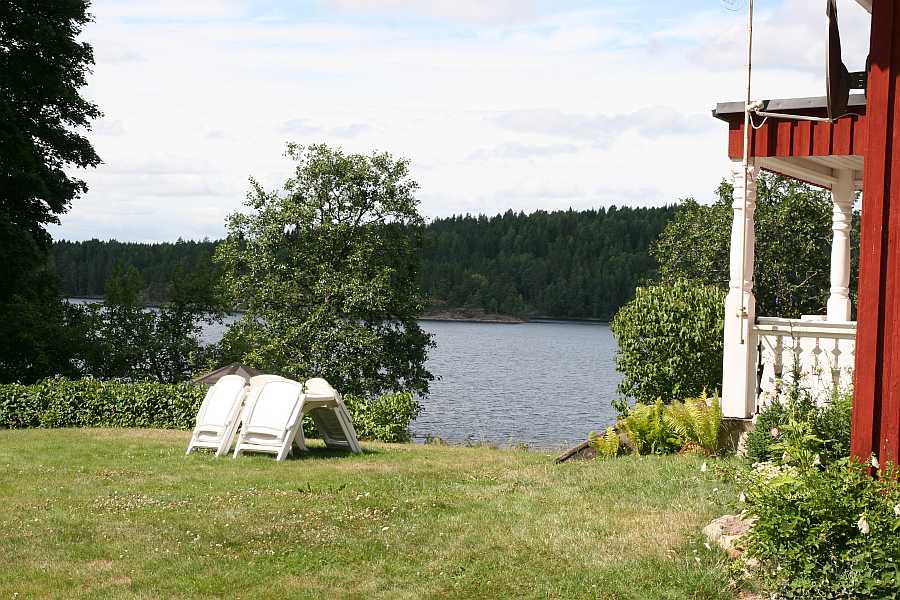 Das Ferienhaus liegt direkt am Seeufer