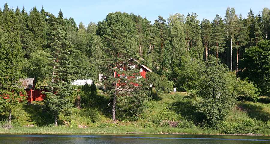 Blick vom See auf den Gutshof