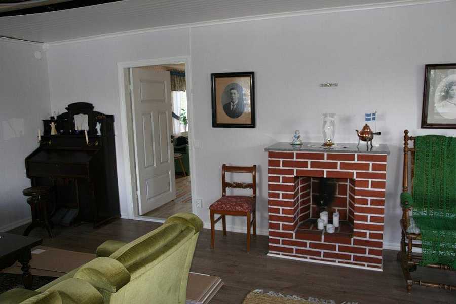 Wohnraum mit offenem Kamin