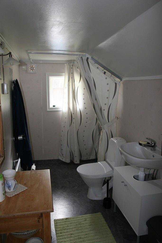 Bad mit Dusche und WC