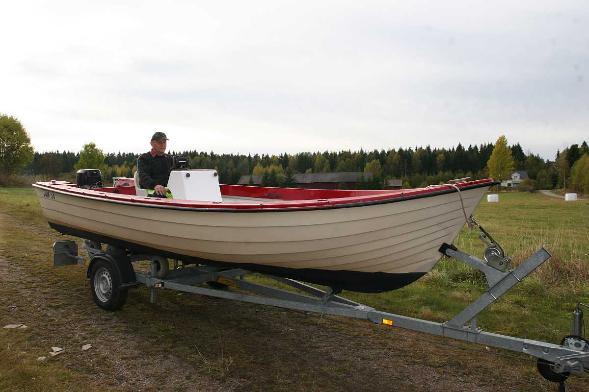 Angelboot mit Echolot, Steuerstand, e-Starter, Rutenhalter Angelboot mit Echolot, Steuerstand, e-Starter, Rutenhalter