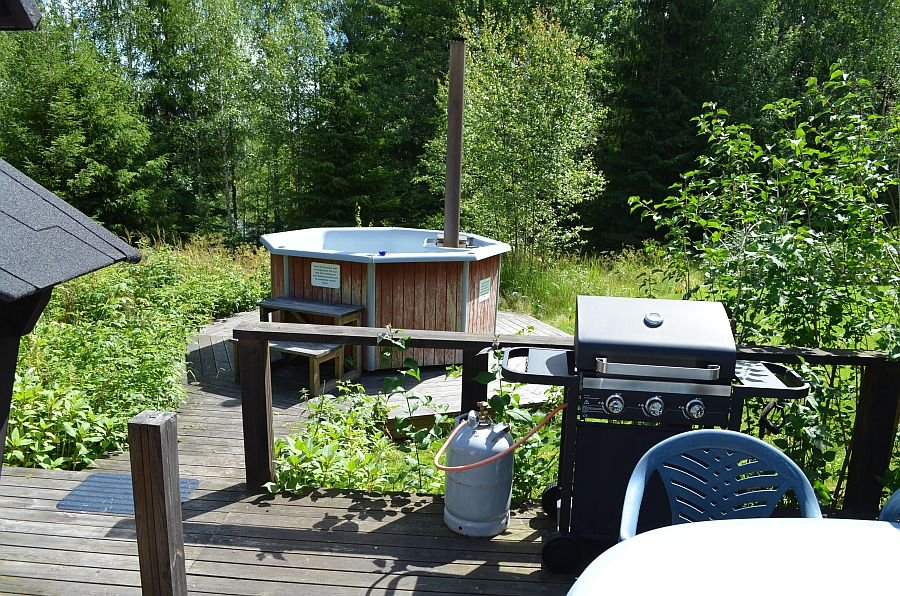 Der Garten mit Grill und Badezuber,