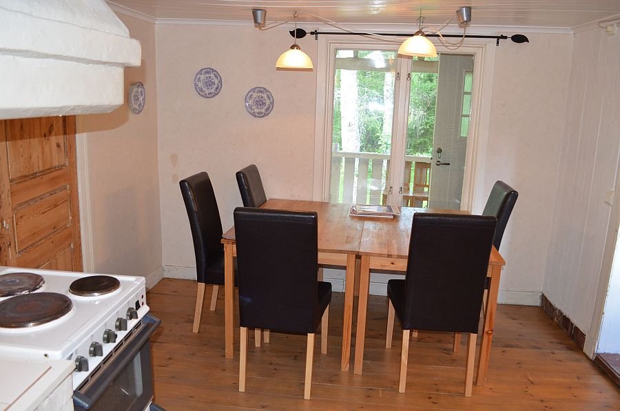 Küche und Esszimmer.