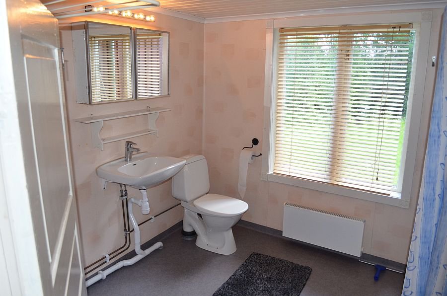 Das Badezimmer mit Dusche und WC.