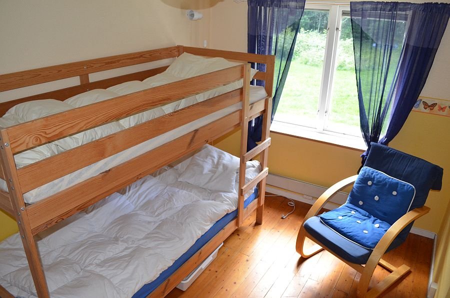 Ein Schlafzimmer mit Etagenbett. Achtung! Dies ist ein Durchgangszimmer,