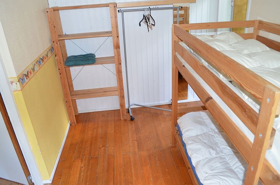 Ein Schlafzimmer mit Etagenbett. Achtung! Dies ist ein Durchgangszimmer,