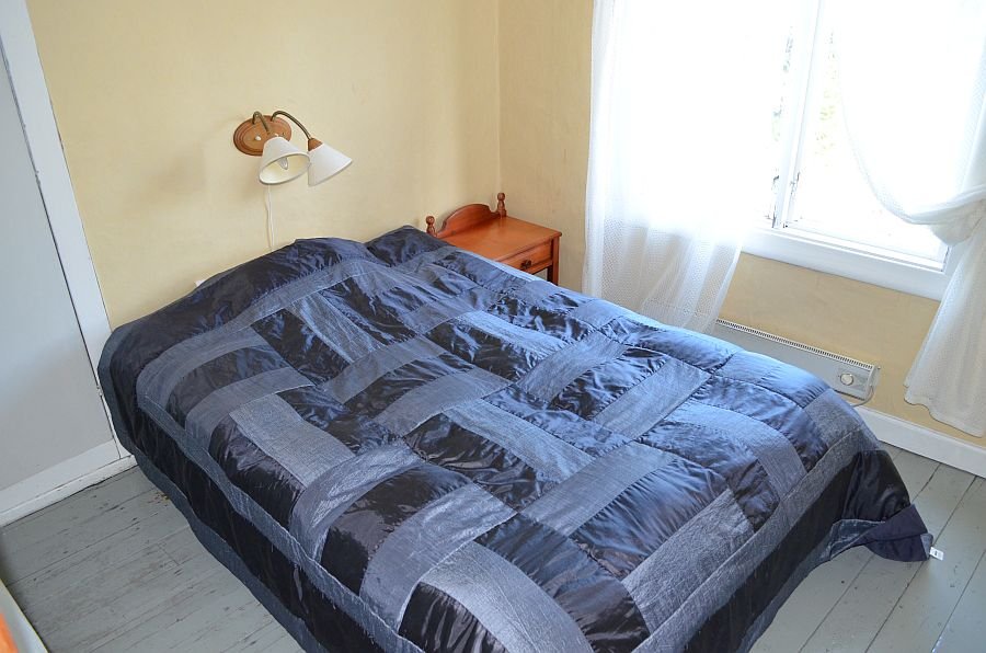 Eines der Schlafzimmer mit einem Doppelbett. Achtung! Durchgangszimmer!