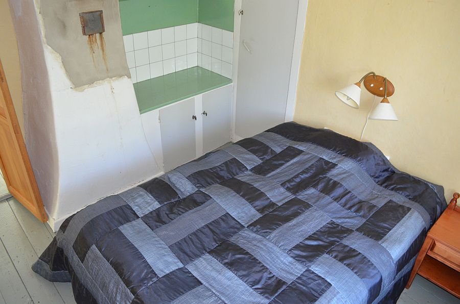 Eines der Schlafzimmer mit einem Doppelbett. Achtung! Durchgangszimmer!