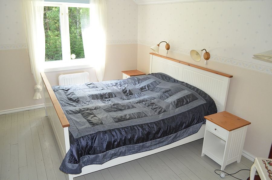 Eines der Schlafzimmer mit einem Doppelbett.