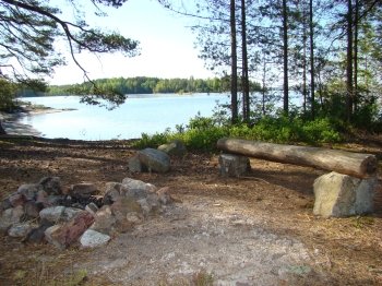 Feuerstelle am Ufer des Sees.