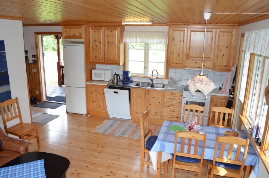 Die Küche und der Essbereich.