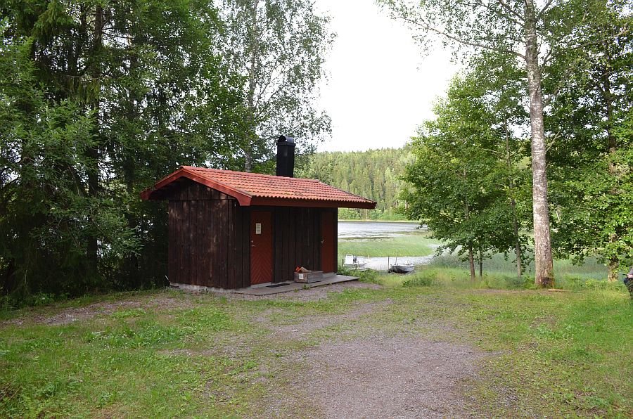 Das Gerätehäuschen direkt am Steg.