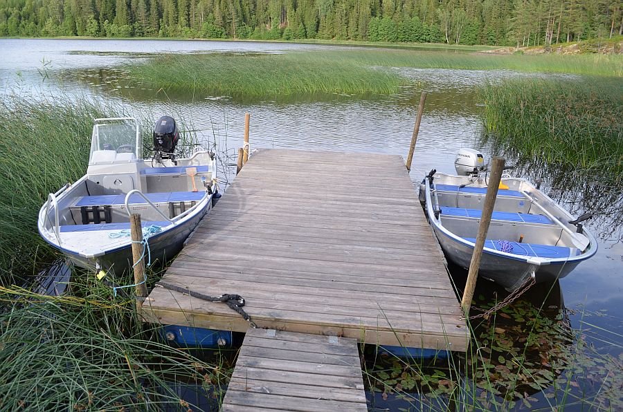 Der Hauseigene Bootssteg! Auf rechten Seite liegt das inklusive Angelboot.
