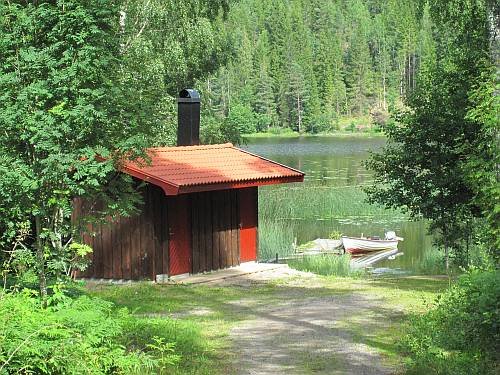 Geräteschuppen direkt am Wasser gelegen. Geräteschuppen direkt am Wasser gelegen.
