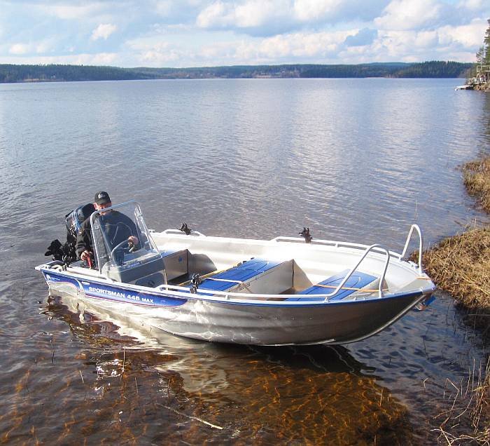 Das optionale Alu-Boot ist mit Echolot, Rutenhalter und E-Starter ausgerüstet Das optionale Alu-Boot ist mit Echolot, Rutenhalter und E-Starter ausgerüstet